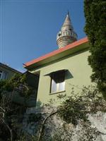 Unten Kirche, oben Moschee