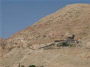 Jericho, Blick aufs Kloster, die Seilbahnstation und die Festung Dok