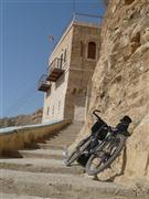 Jericho, Fahrrad vor dem Kloster