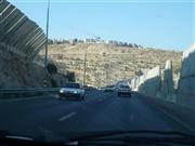 Schnellstraße nach Jerusalem, auf dem Berg die Siedlung Gilo