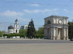 Chișinău, Triumphbogen und Catedrala Nașterea Domnului